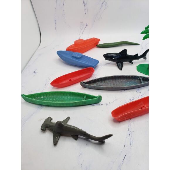 Miniature Plastic Sharks and Boats Tropical Mixed lot - Picture 5 of 5